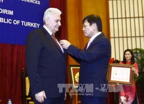 越南向土耳其总理比纳利·耶伊尔德勒姆授予致力于越南社会科学事业纪念章 ảnh 1 越南向土耳其总理比纳利·耶伊尔德勒姆授予致力于越南社会科学事业纪念章 ảnh 1