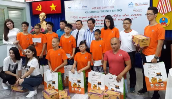 越南橙剂受害者日:5000人参加步行活动 募款帮助橙剂受害者 ảnh 1 越南橙剂受害者日:5000人参加步行活动 募款帮助橙剂受害者 ảnh 1