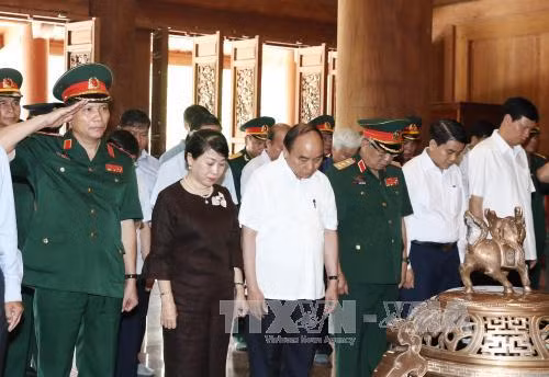 阮春福总理走访胡志明主席陵管理委员会和K9遗迹区 ảnh 2