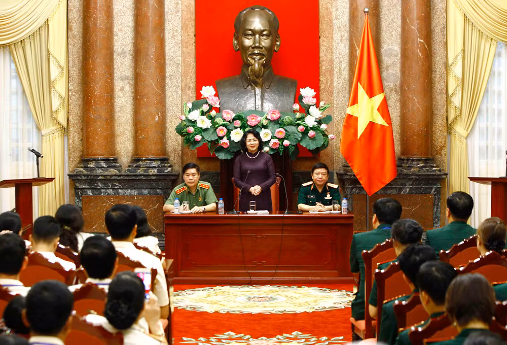 国家副主席邓氏玉盛会见人民公安和人民军工会典范会员 ảnh 1 国家副主席邓氏玉盛会见人民公安和人民军工会典范会员 ảnh 1