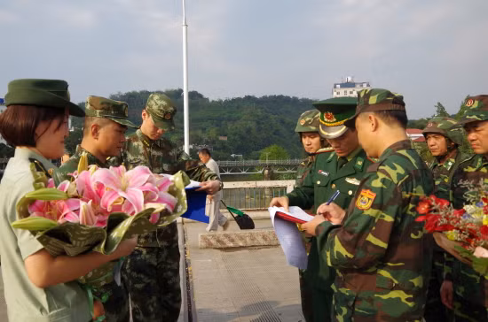 越中边防部队携手共建友好站屯 携手维护边境安全稳定 ảnh 2