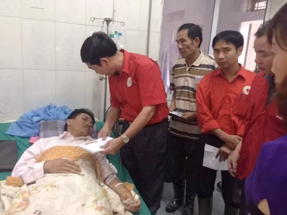 越南红十字会紧急救助暴雨洪水中的灾民 ảnh 2