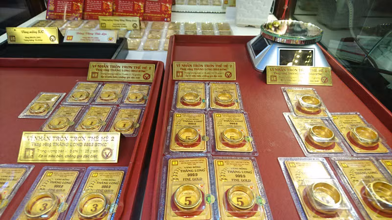 10月12日上午越南国内市场一两黄金卖出价创一年多来新高 ảnh 1