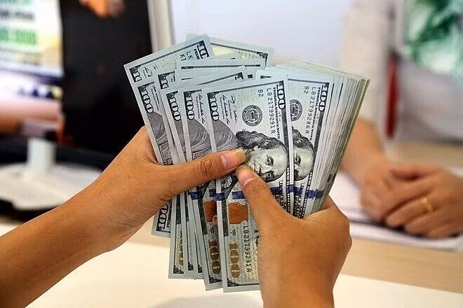 10月12日上午越南各家商业银行美元卖出价均上涨 ảnh 1