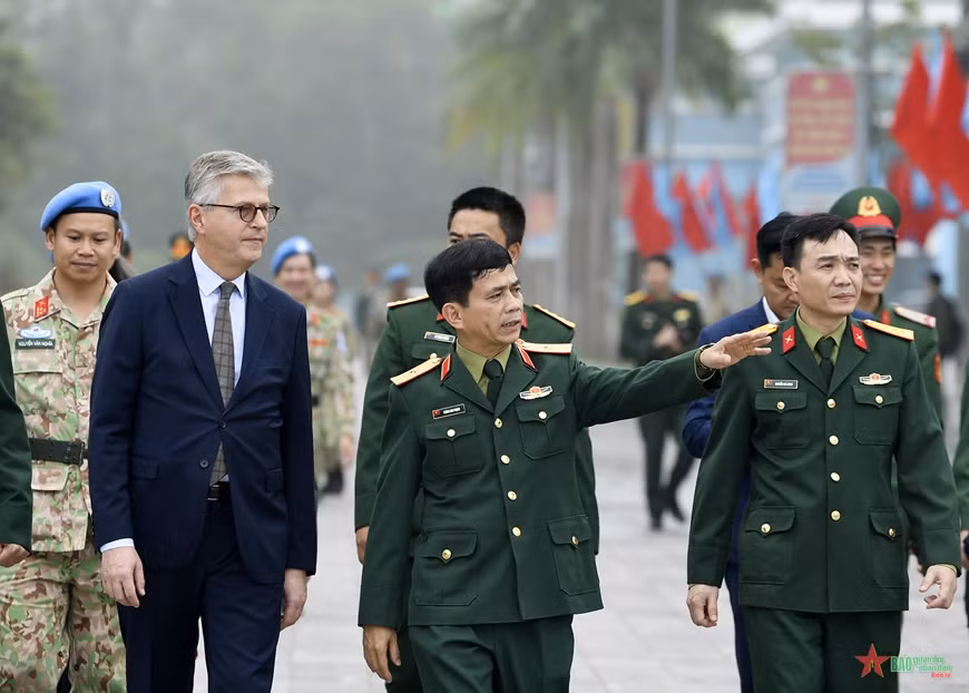 联合国副秘书长对越南维和局进行访问 ảnh 1