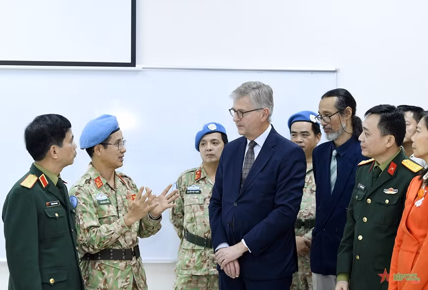 联合国副秘书长对越南维和局进行访问 ảnh 2