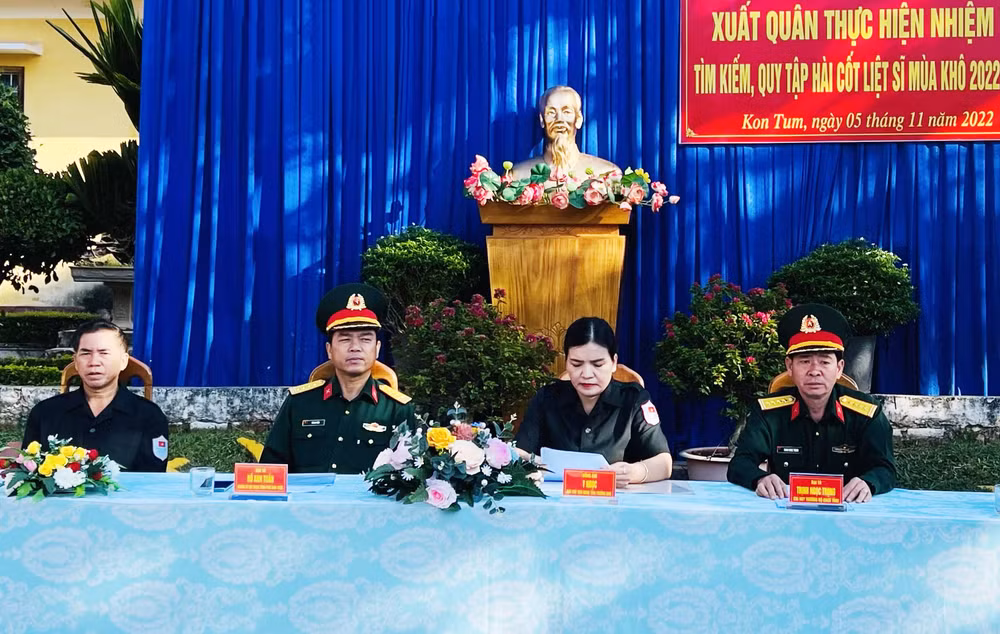 昆嵩省举行2022-2023年旱季烈士遗骸搜寻归集队K53号队出征仪式 ảnh 1