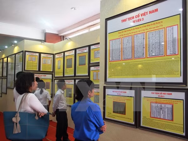 “黄沙和长沙归属越南——历史证据和法律依据”地图资料展在坚江省举行 ảnh 1