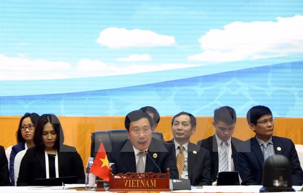 越南在东盟与伙伴国外长会议上再次强调保障东海和平安全稳定和航行与飞越自由的立场 ảnh 1