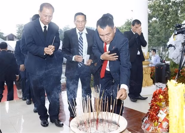 越南7.27荣军烈士节：旅居老挝越南人进香缅怀各位英雄烈士 ảnh 1