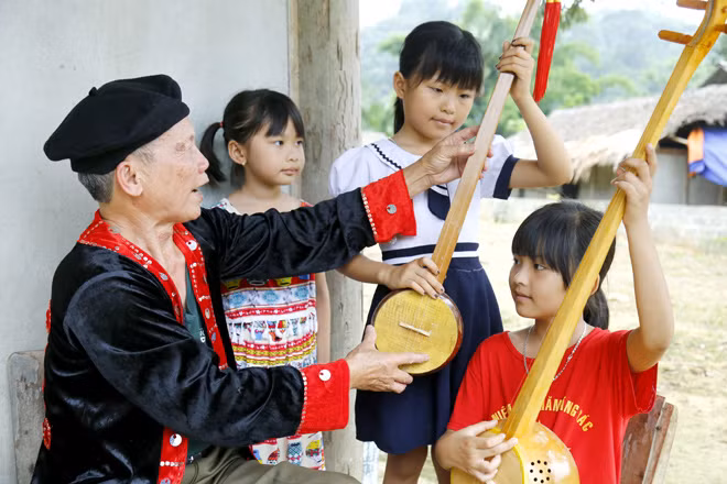 热爱民族音乐的岱依族年轻人 ảnh 1