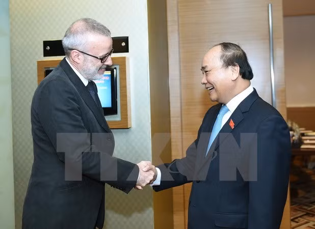 越南政府总理阮春会见英国《经济学人》杂志亚太地区总编辑 ảnh 1 越南政府总理阮春会见英国《经济学人》杂志亚太地区总编辑 ảnh 1