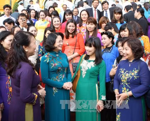 越南国家副主席邓氏玉盛会见越南模范教师代表 ảnh 1 越南国家副主席邓氏玉盛会见越南模范教师代表 ảnh 1