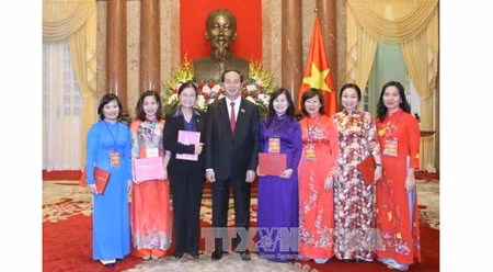越南国家主席陈大光同煤炭行业模范干部代表亲切会面 ảnh 1 越南国家主席陈大光同煤炭行业模范干部代表亲切会面 ảnh 1
