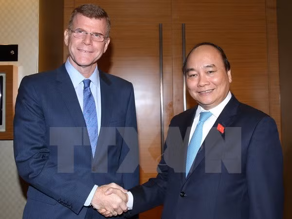 越南政府总理阮春福会见亚行副行长格罗夫 ảnh 1