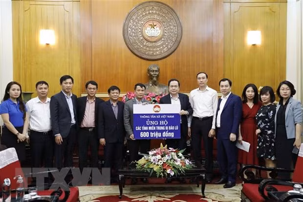 越南祖国阵线中央委员会共接收社会各界向中部灾区捐款2650亿越盾 ảnh 1