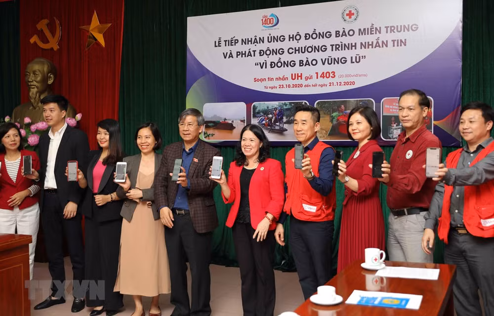 越南启动为洪水灾民捐款的手机短信捐助活动 ảnh 1
