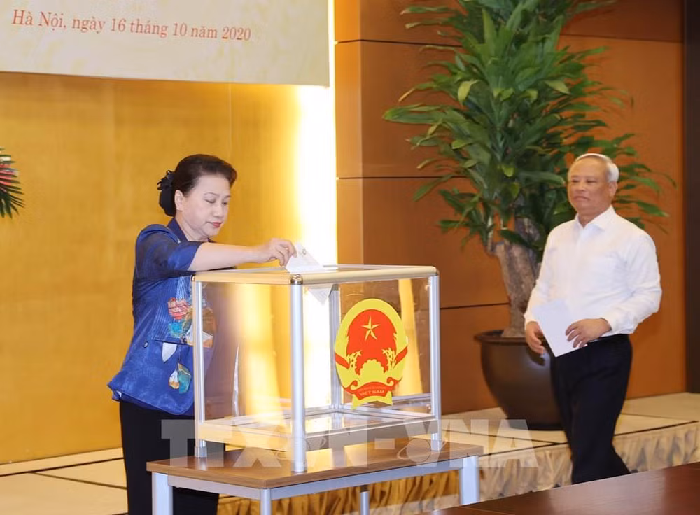  越南国会主席阮氏金银出席为灾区民众爱心捐助活动 ảnh 1 越南国会主席阮氏金银出席为灾区民众爱心捐助活动 ảnh 1
