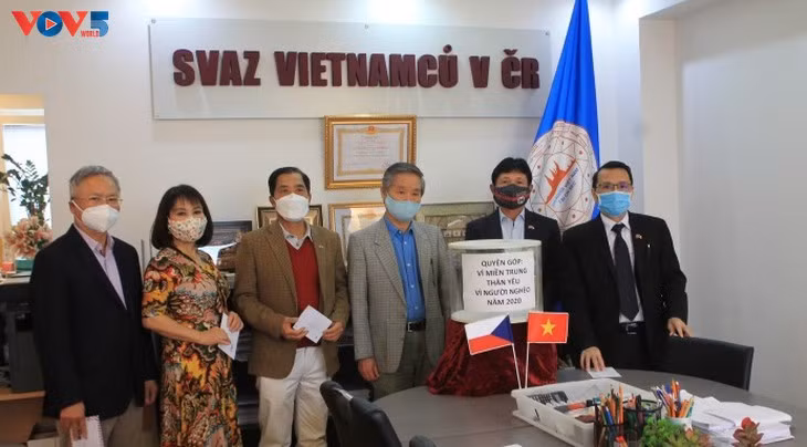 旅居捷克和波兰越南人发起为中部灾区民众捐助活动 ảnh 1 旅居捷克和波兰越南人发起为中部灾区民众捐助活动 ảnh 1