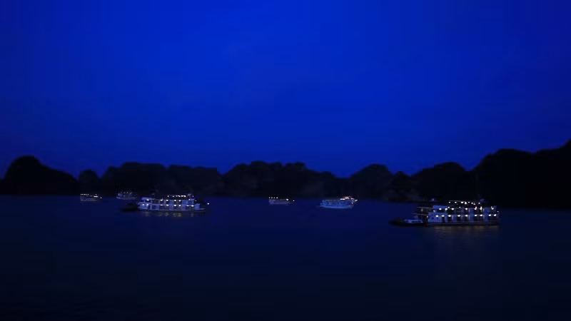 下龙湾游船上过夜旅游颇受游客青睐 ảnh 1