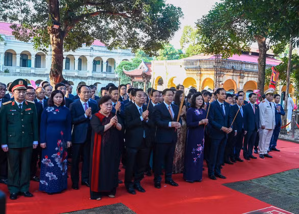 纪念升龙-河内建都1010周年:河内市领导代表团敬香李公蕴太祖和拜谒胡志明主席陵墓 ảnh 1 纪念升龙-河内建都1010周年:河内市领导代表团敬香李公蕴太祖和拜谒胡志明主席陵墓 ảnh 1