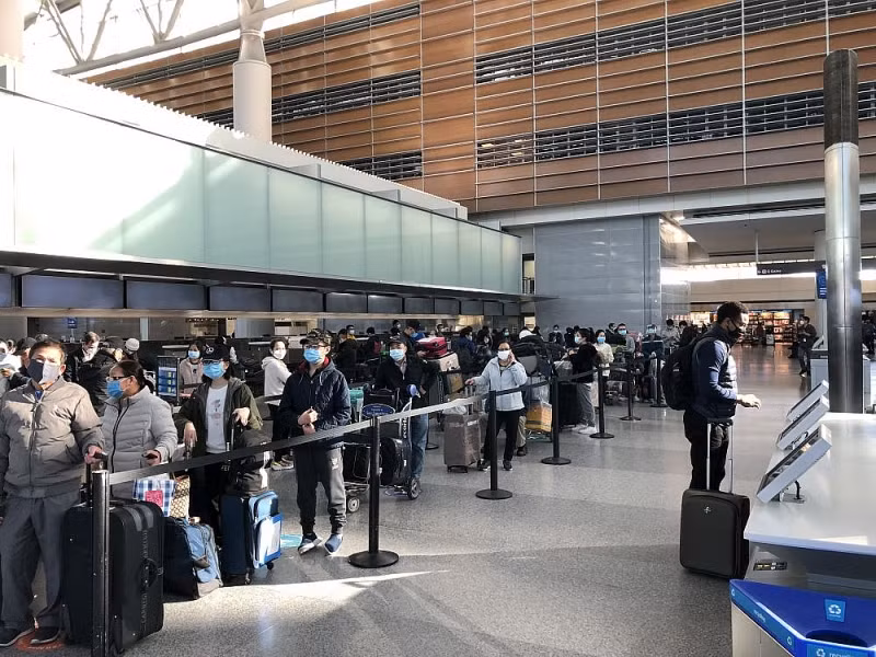 将近700名越南公民从美国、日本和俄罗斯接回国 ảnh 1
