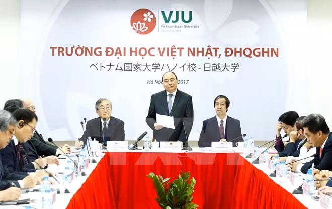  阮春福总理走访参观越日大学 ảnh 1