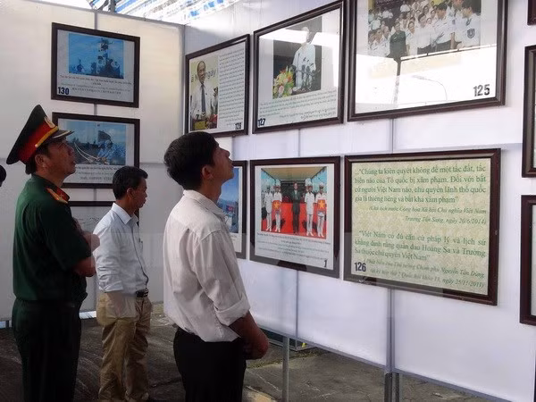 “黄沙、长沙归属越南”地图资料展在第二海军军区举行 ảnh 1