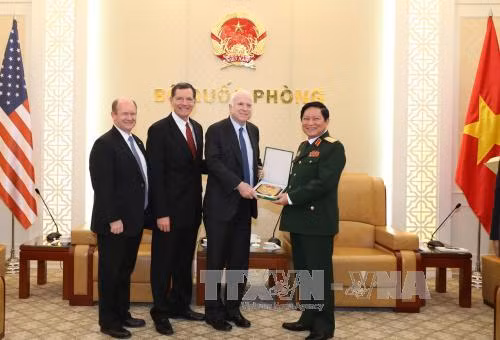美国参议院军事委员会代表团访问越南 ảnh 1