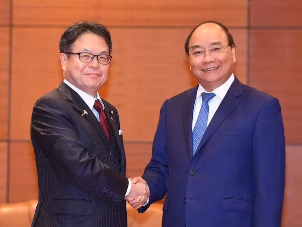 政府总理阮春福会见日本经济产业大臣世耕弘成 ảnh 1