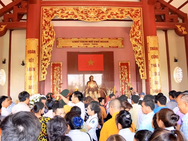 旅居老挝越南人前往胡志明主席纪念区献上鲜花和敬香 ảnh 1