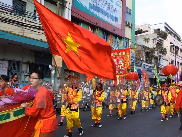 胡志明市步行街街头艺术吸引众多游客的眼球 ảnh 1 胡志明市步行街街头艺术吸引众多游客的眼球 ảnh 1