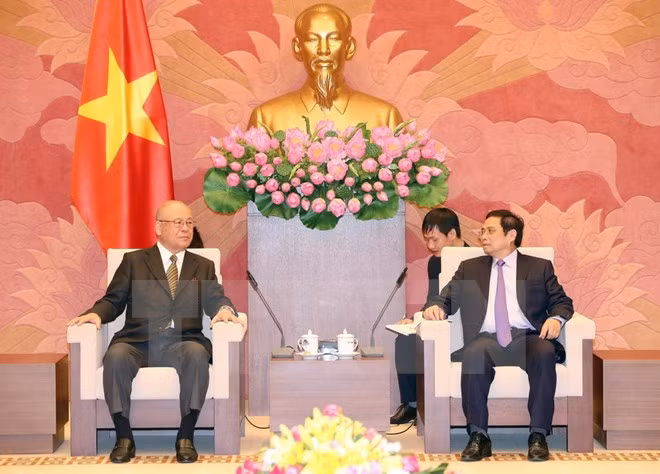 越共中央组织部部长范明正会见日越友好议员联盟特别顾问 ảnh 1