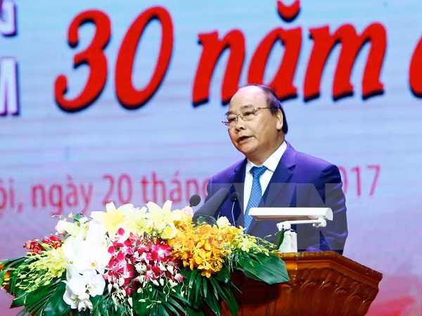 政府总理阮春福出席“光荣越南-30年革新的烙印”活动 ảnh 1