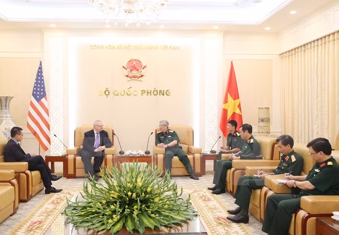越南国防副部长阮志咏会见美国东盟商业理事会代表团 ảnh 1