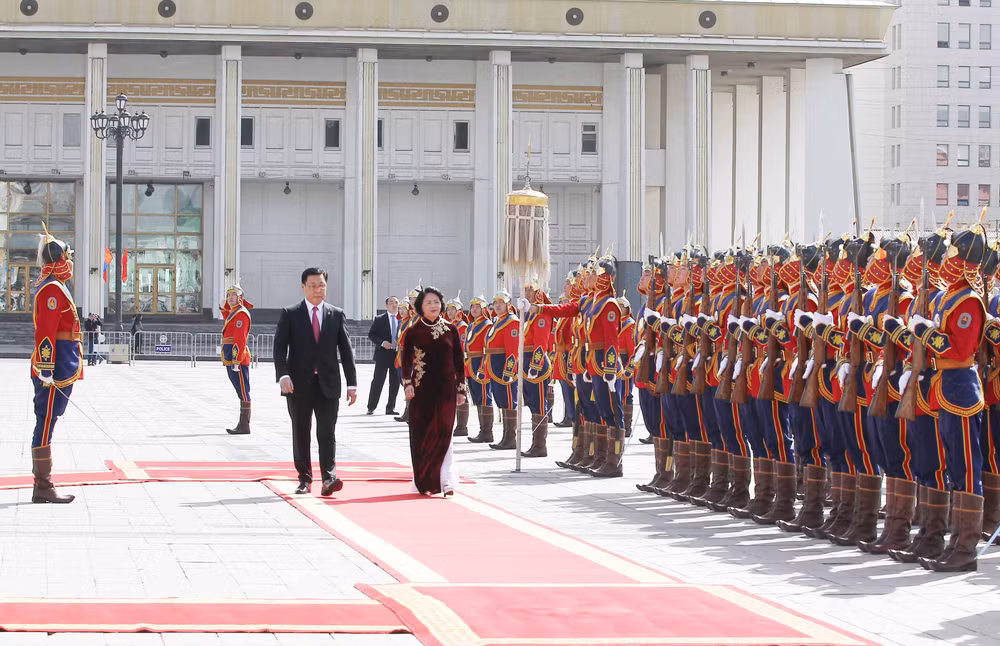 越南国家副主席邓氏玉盛分别会见蒙古国领导人 ảnh 1