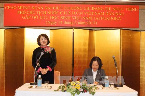 越南国家副主席邓氏玉盛亲切会见在福冈县留学的越南留学生 ảnh 1