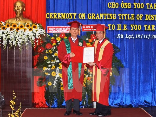 大叻大学授予韩国驻越南前大使柳泰铉名誉教授称号 ảnh 1