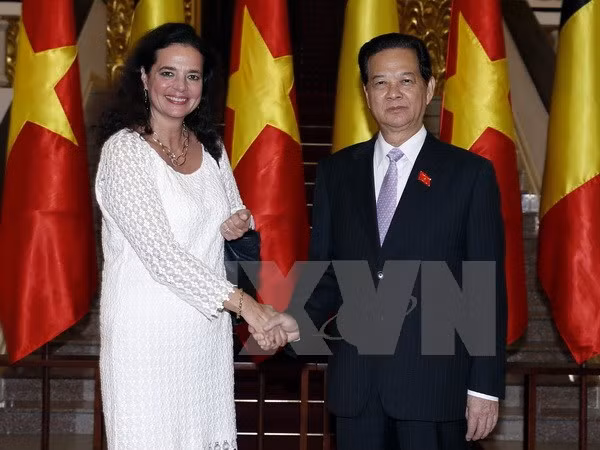 越南政府总理阮晋勇会见比利时参议院议长克里斯蒂娜·德佛莱涅 ảnh 1