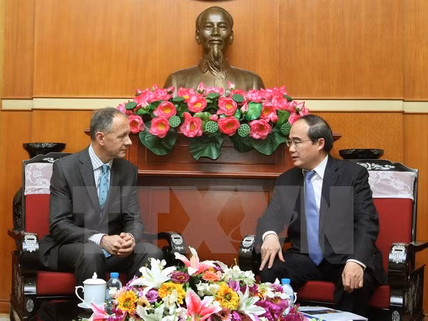  越南祖国阵线中央委员会主席阮善仁会见英国儿童慈善组织“面对世界”代表团 ảnh 1