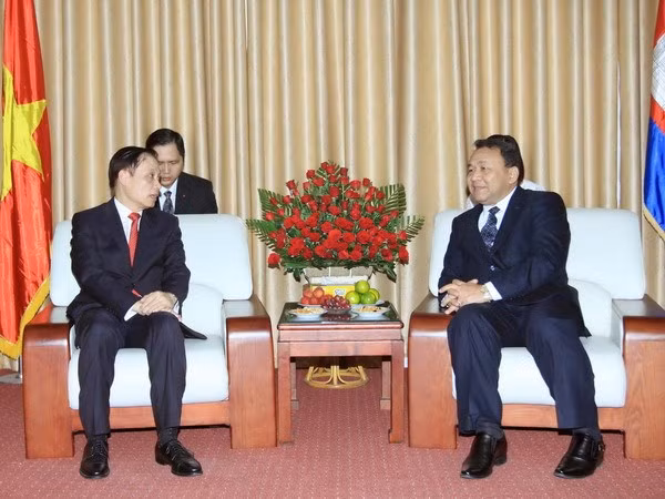 越南外交部代表团前往柬埔寨驻越大使馆庆祝国庆62周年 ảnh 1 越南外交部代表团前往柬埔寨驻越大使馆庆祝国庆62周年 ảnh 1