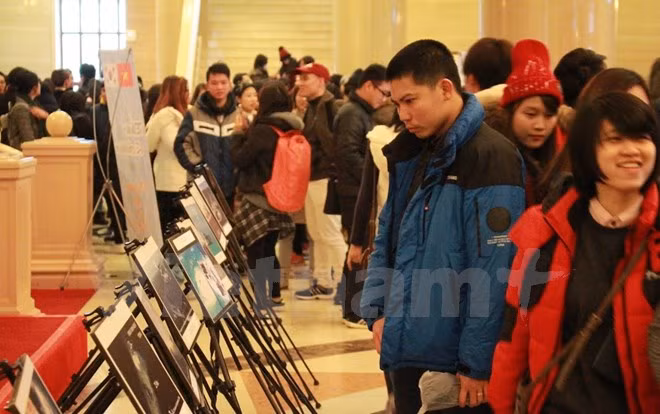 有关中国在东海非法建设人工岛的图片展在韩国举行 ảnh 1 有关中国在东海非法建设人工岛的图片展在韩国举行 ảnh 1