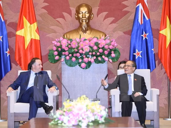 越南国会主席阮生雄会见新西兰总理约翰•基 ảnh 1