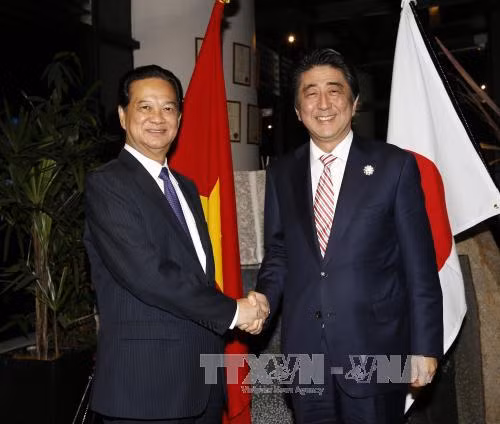 越南政府总理阮晋勇同日本首相安倍晋三举行会晤 ảnh 1 越南政府总理阮晋勇同日本首相安倍晋三举行会晤 ảnh 1