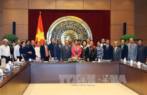 越南国会副主席阮氏金银会见西宁省历届国会代表团 ảnh 1