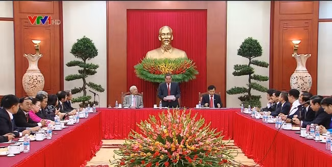 黎鸿英同志会见越南中小型企业协会模范企业家和企业代表 ảnh 1 黎鸿英同志会见越南中小型企业协会模范企业家和企业代表 ảnh 1