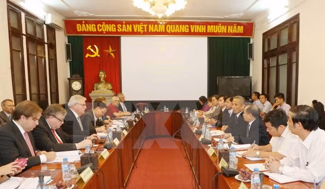 越南劳动总联合会主席邓玉松会见欧洲议会议员小组代表团 ảnh 1 越南劳动总联合会主席邓玉松会见欧洲议会议员小组代表团 ảnh 1