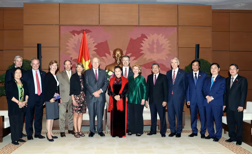 国会主席阮氏金银会见美国参议员代表团 ảnh 1