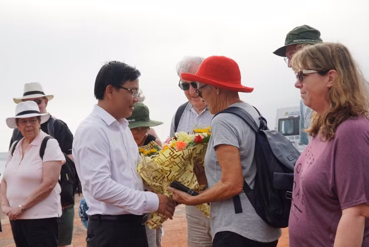 广平省接待乘船入境的首个外国旅行团 ảnh 2