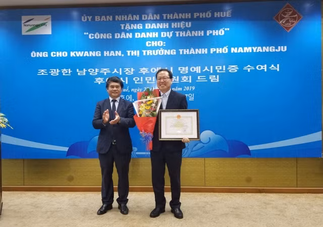 顺化市向韩国公民授予“荣誉公民”称号 ảnh 1